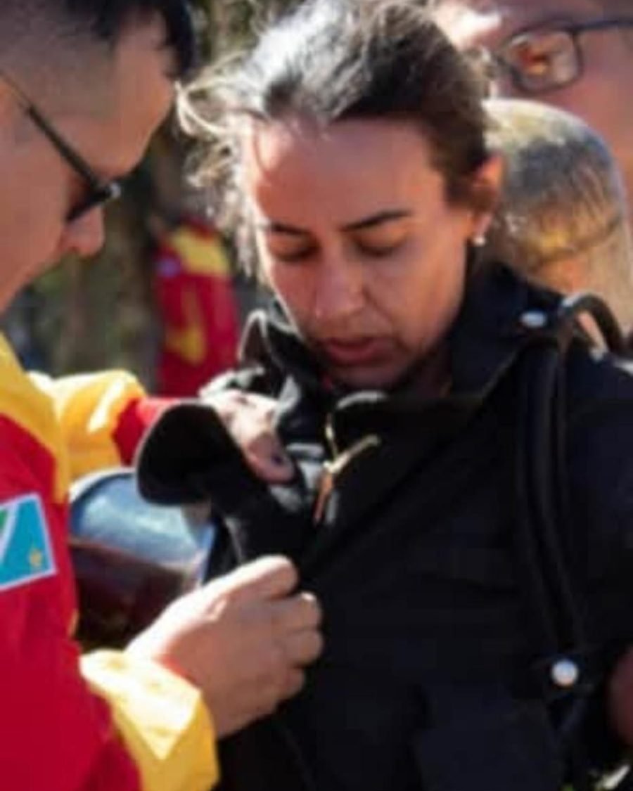 Priscila recebendo a medalha de dez anos de bons serviços prestados
