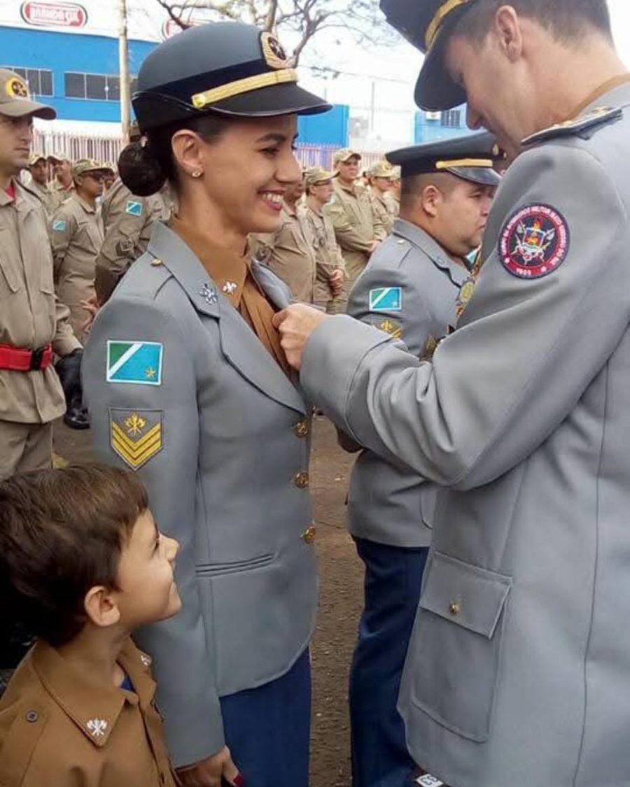 Priscila sendo condecorada com a Medalha Dom Pedro II