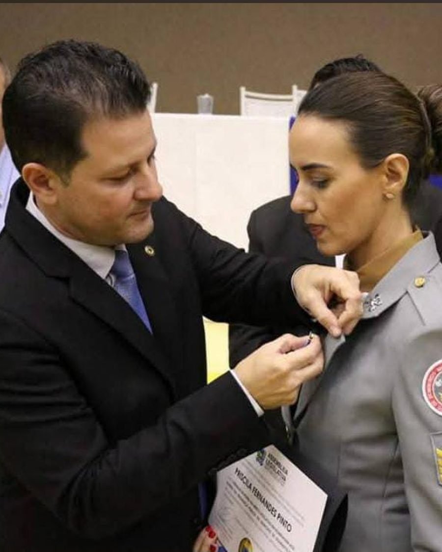 Priscila recebendo a Medalha do Mérito Legislativo